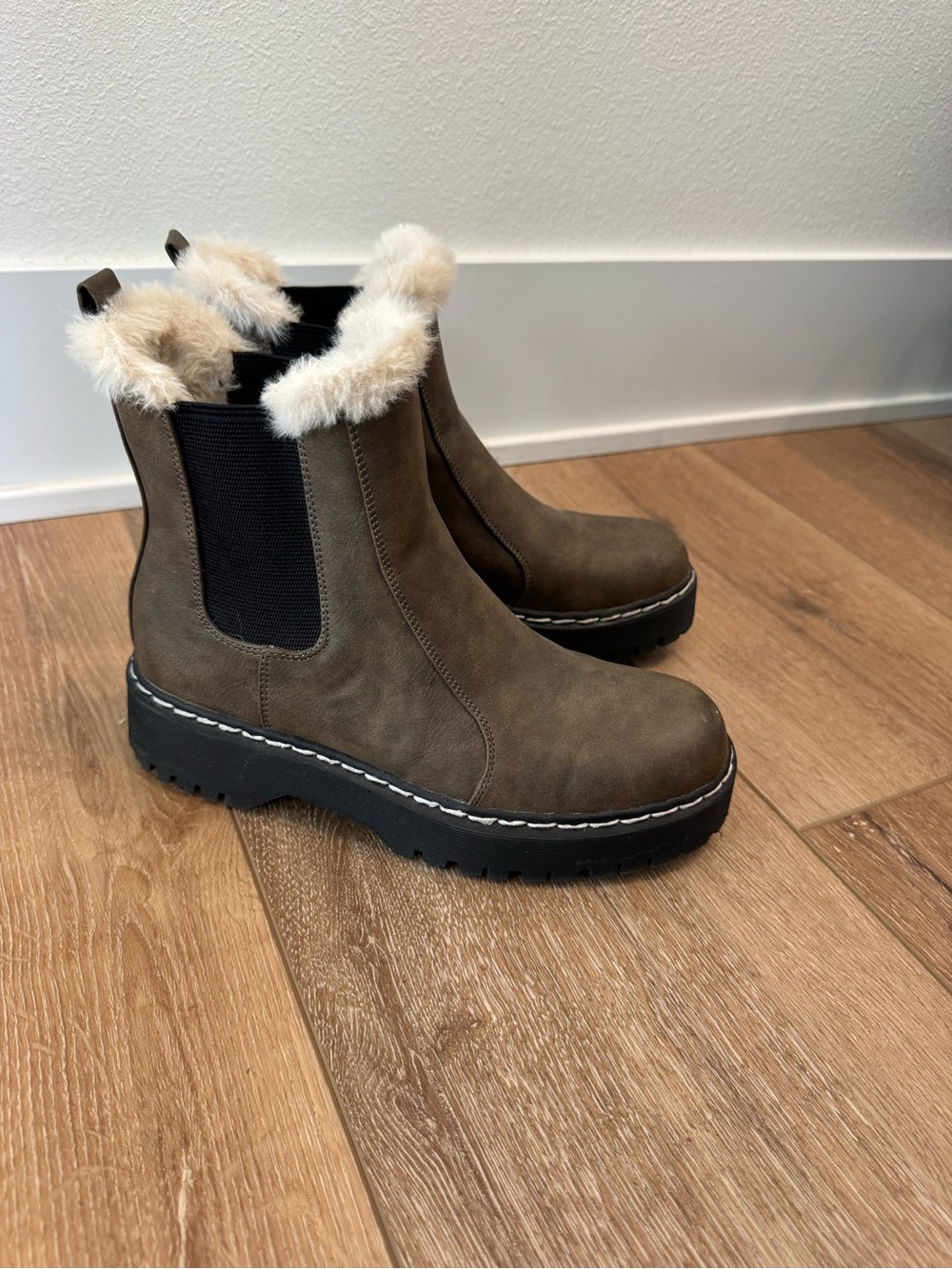 Portland Boot Company Women's Faux Fur Trim Chelsea Boot Helena Size 7M